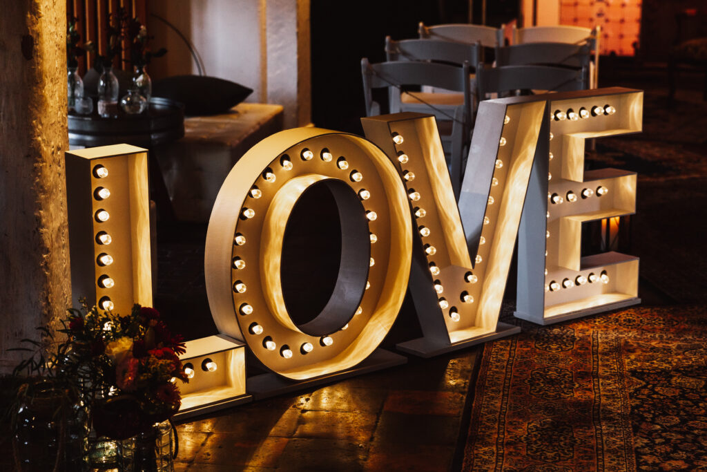 LOVE lichtletters huren, bruiloft decorate huren
